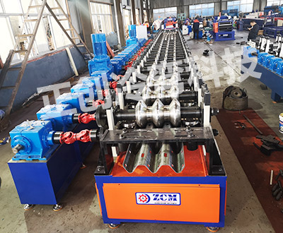 三波護欄板成型生產(chǎn)設備